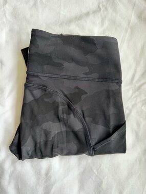 Lululemon High Rise Black Camo Leggings Size 6, 27” inseam
